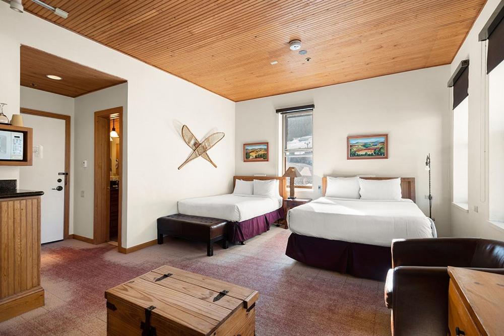 Independence Square Unit 313, Downtown Hotel Room in Aspen with Rooftop Hot Tub image