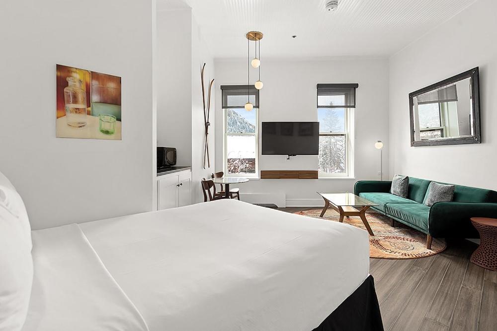 Independence Square 202, Hotel Room Over-looking the Mall and Aspen Mountain image
