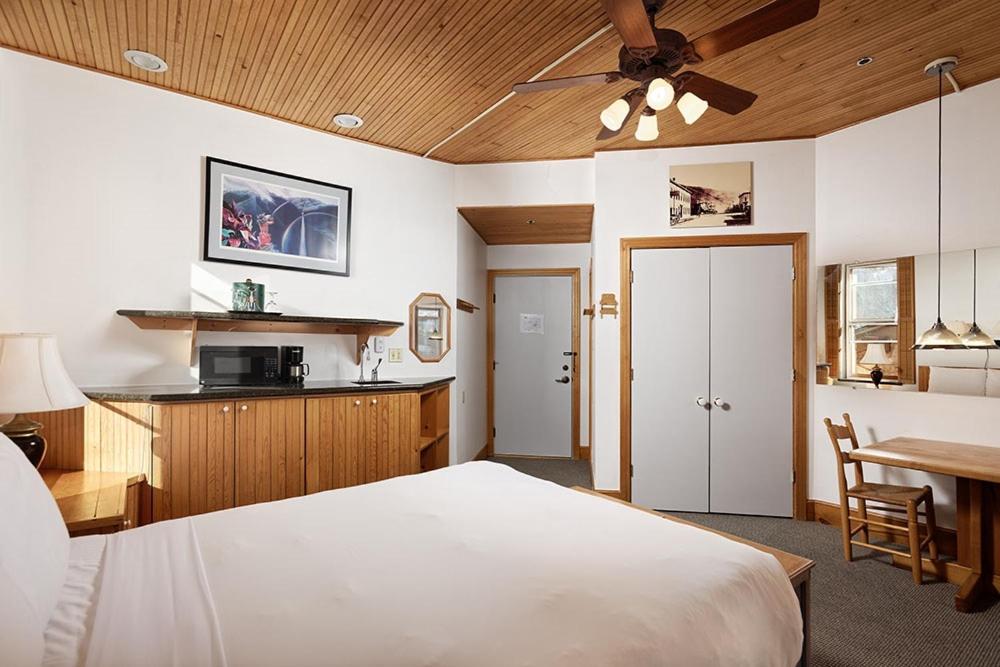 Independence Square 311, Best Location! Hotel Room with Rooftop Hot Tub in Aspen photo 2