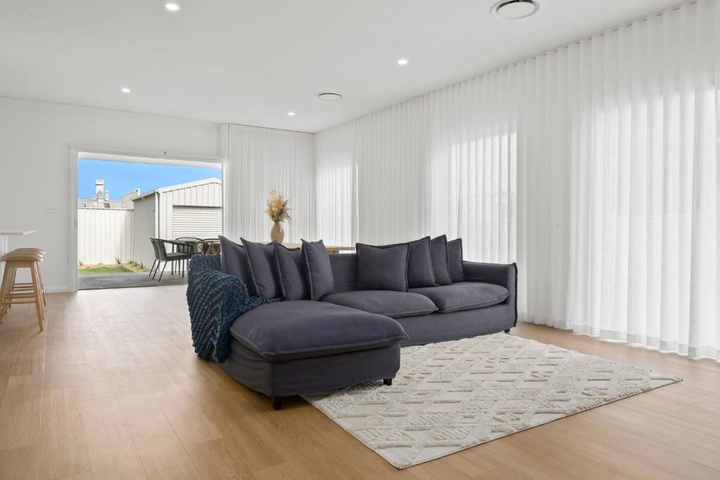 Ivory Cottage - Modern Meets Traditional photo 3