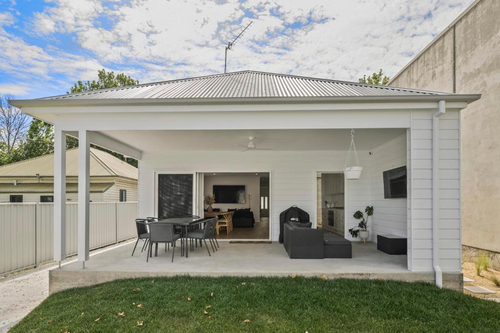 Ivory Cottage - Modern Meets Traditional photo 4