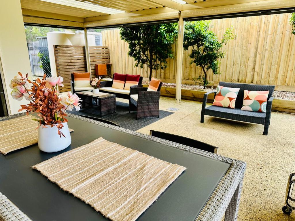 Ocean Breeze Family Getaway - Short drive to Beach & Adventure Park photo 3