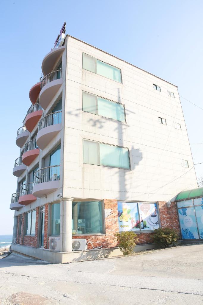 Mangsang Beach Pension photo 3
