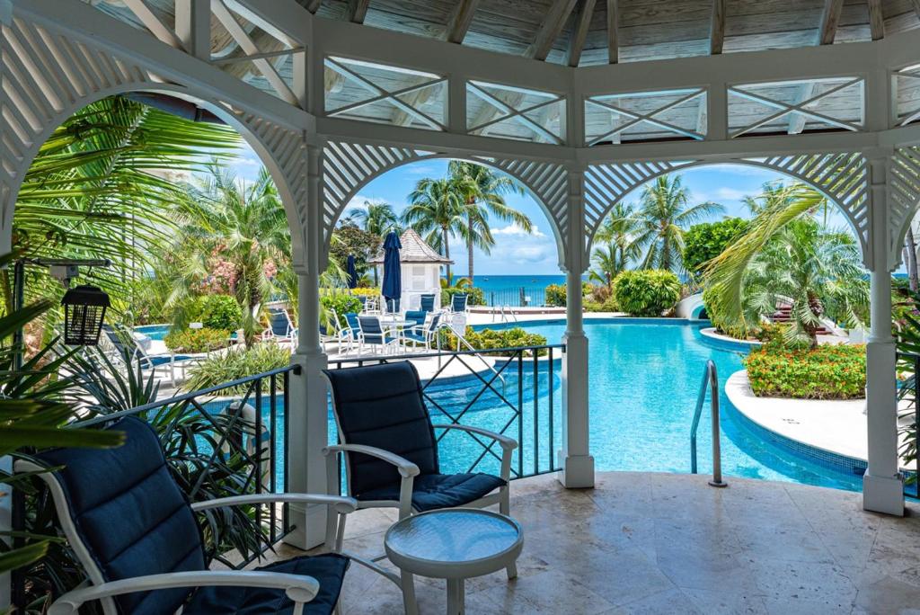 "Beach Happy" Schooner Bay - Beachfront Apartment photo 2