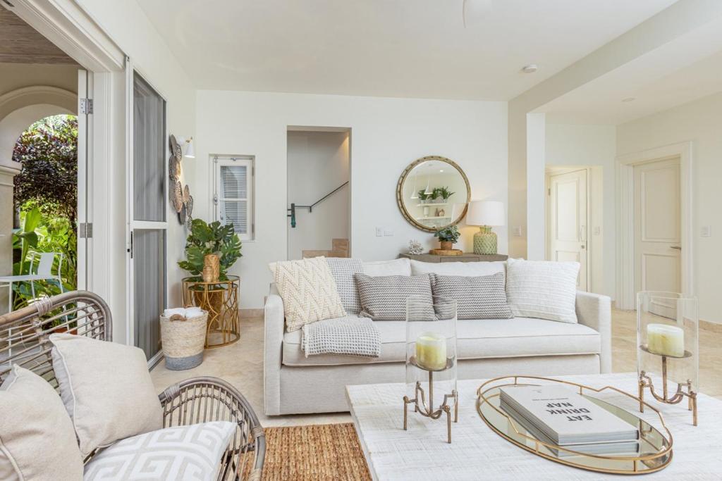 "Beach Happy" Schooner Bay - Beachfront Apartment photo 3