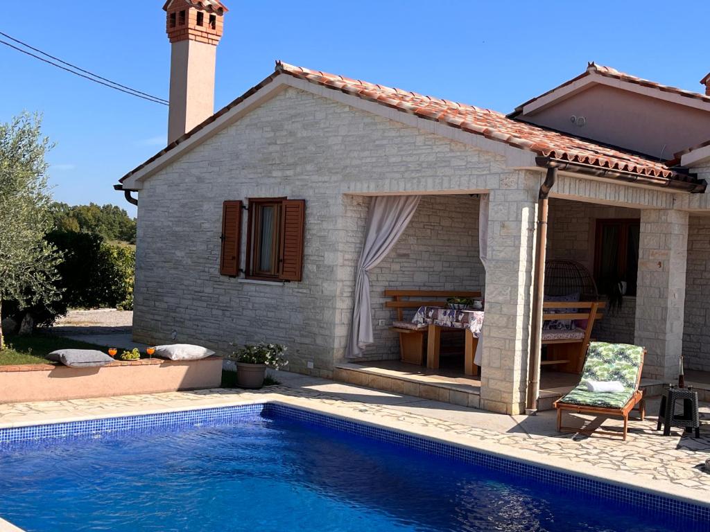 Villa Mirela with a comfortable garden and pool photo 2