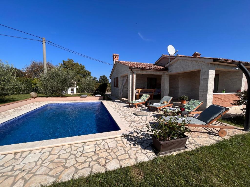 Villa Mirela with a comfortable garden and pool photo 1