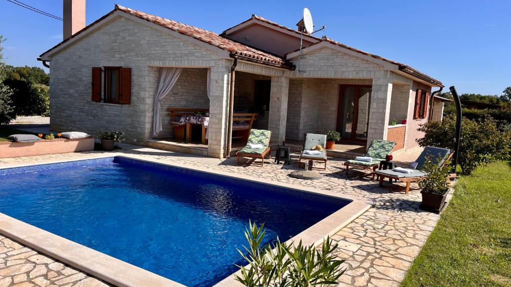 Villa Mirela with a comfortable garden and pool photo 4