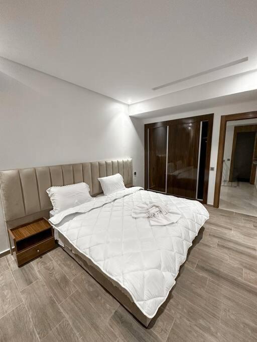 Spacious duplex with pool central near M avenue - Tap to explore photos