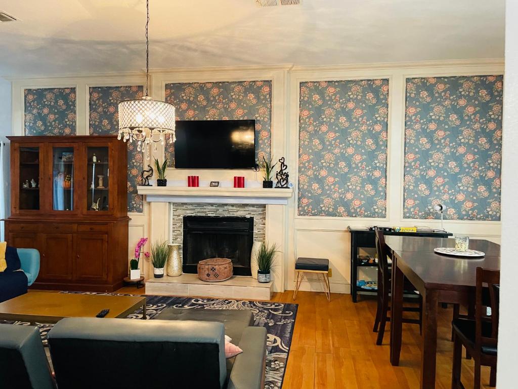 San Antonio Comfort 4 Bedroom 3 Bath home 5 Mins from Sea World image