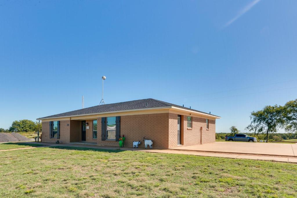 Ranch Getaway with Pool and Horse Stall Access! photo 2