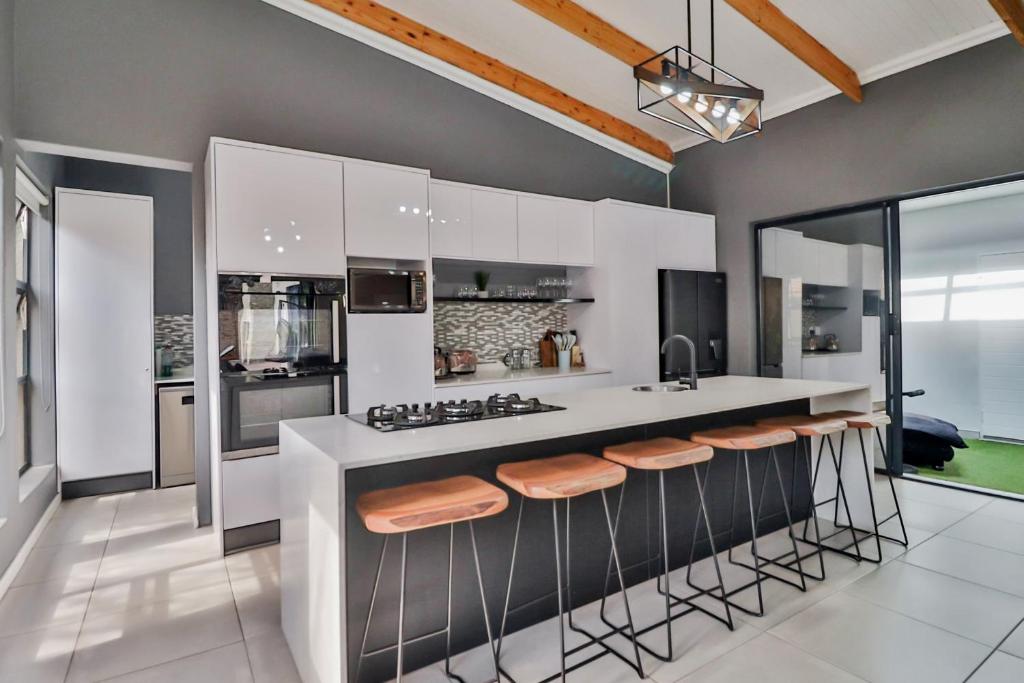 House of Bongekile 4 Bed Luxury Home in Malelane photo 1