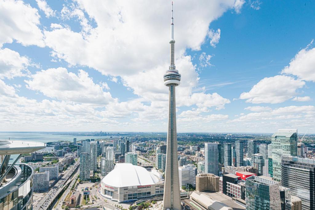 Beautiful Luxurious Modern Condo With Breathtaking Views photo 2