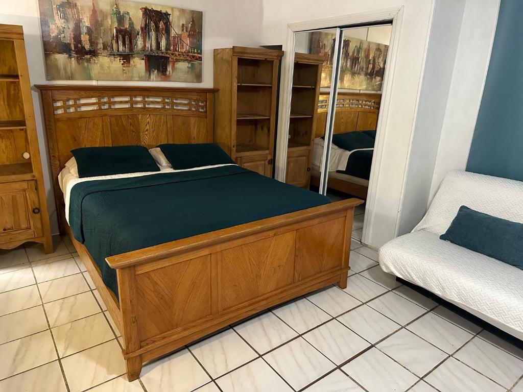 COZY QUEEN BED STUDIO NEAR DOLPHIN MALL-FIU image