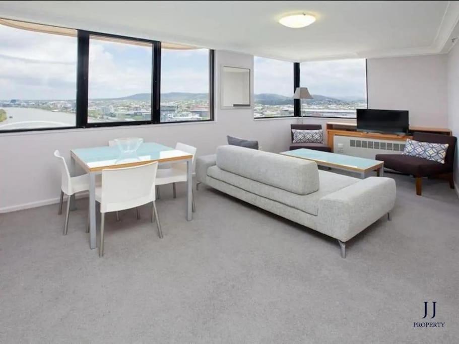 CBD 1BR Spectacular River View M20 - Tap to explore photos