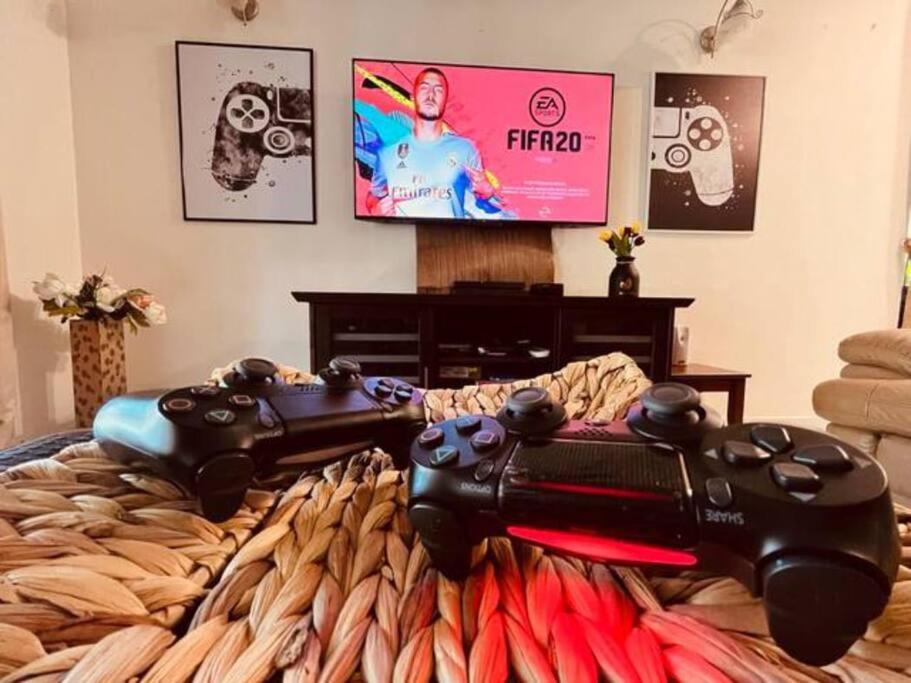 Modern Family Pool Villa !! - 5 mins to Beach photo 3