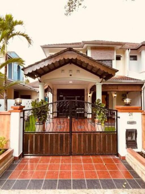 Modern Family Pool Villa !! - 5 mins to Beach