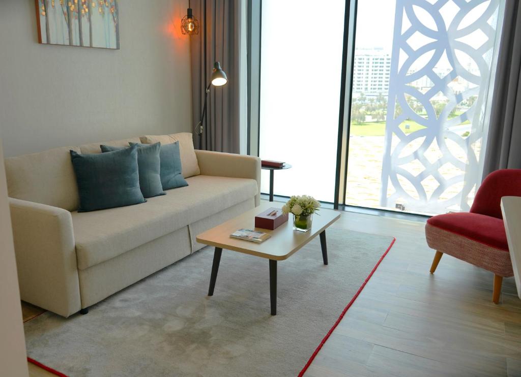Intercity Hotel Muscat - Tap to explore photos