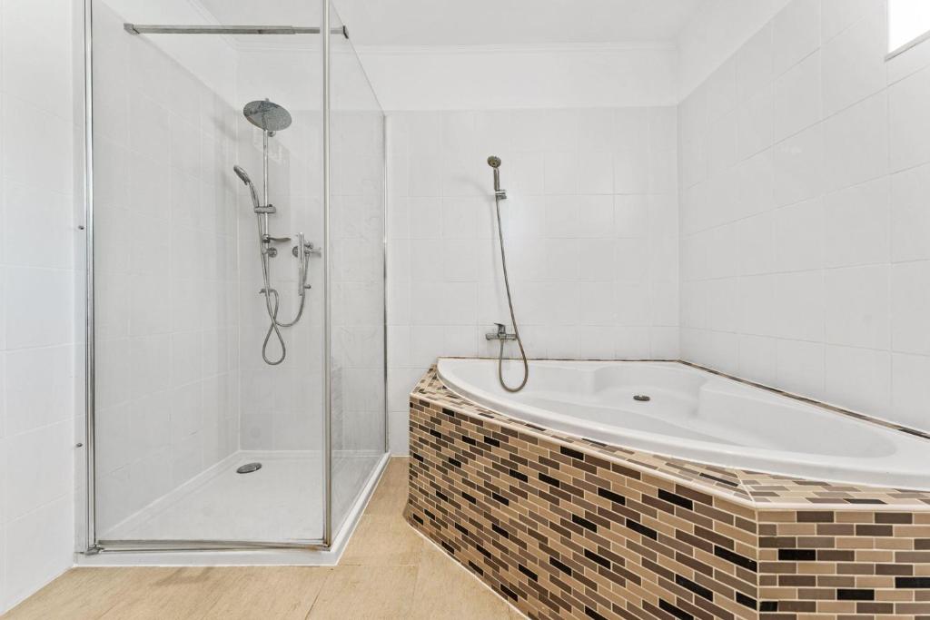 Chic & Modern Apartment photo 4