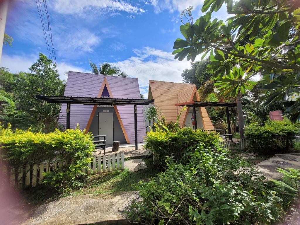 Sawansang Nangkeaw Resort - Tap to explore photos