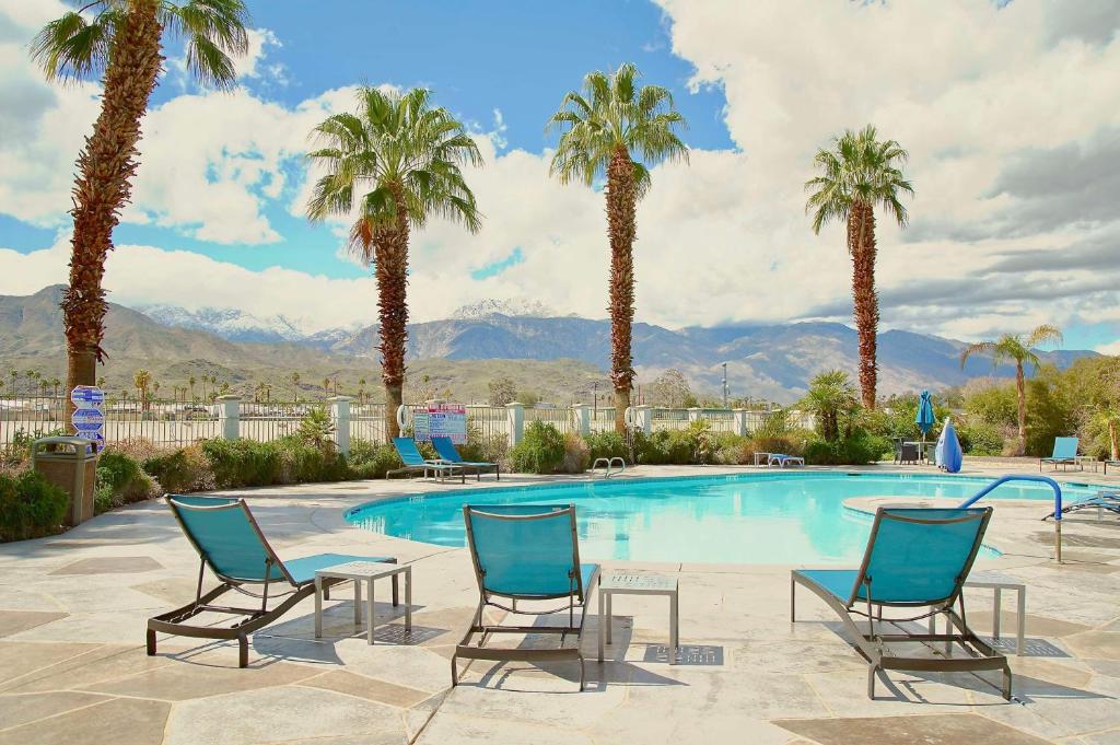 Hampton Inn & Suites Cathedral City image