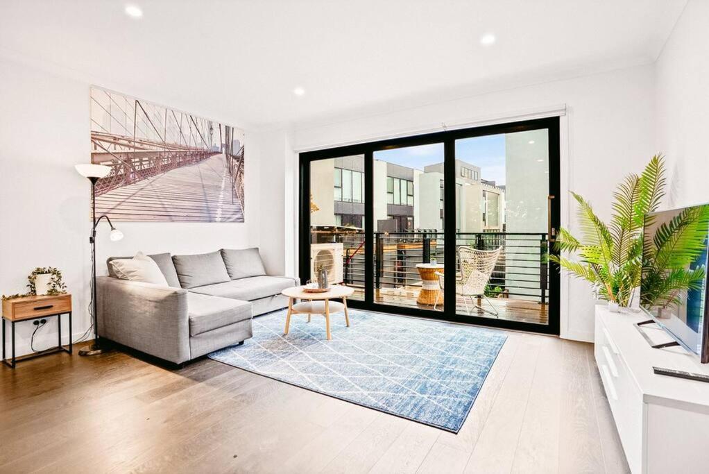 Lifestyle 3 Bedrooms Townhouse In Port Melbourne# 178PM