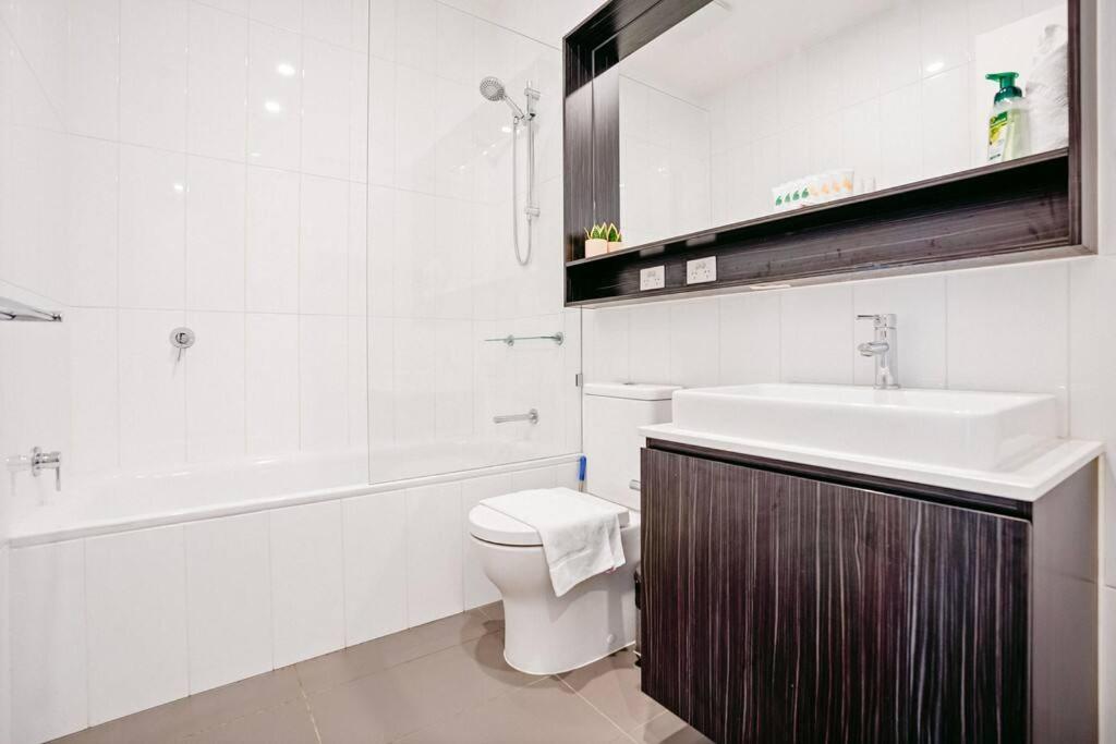 Lifestyle 3 Bedrooms Townhouse In Port Melbourne# 178PM photo 1