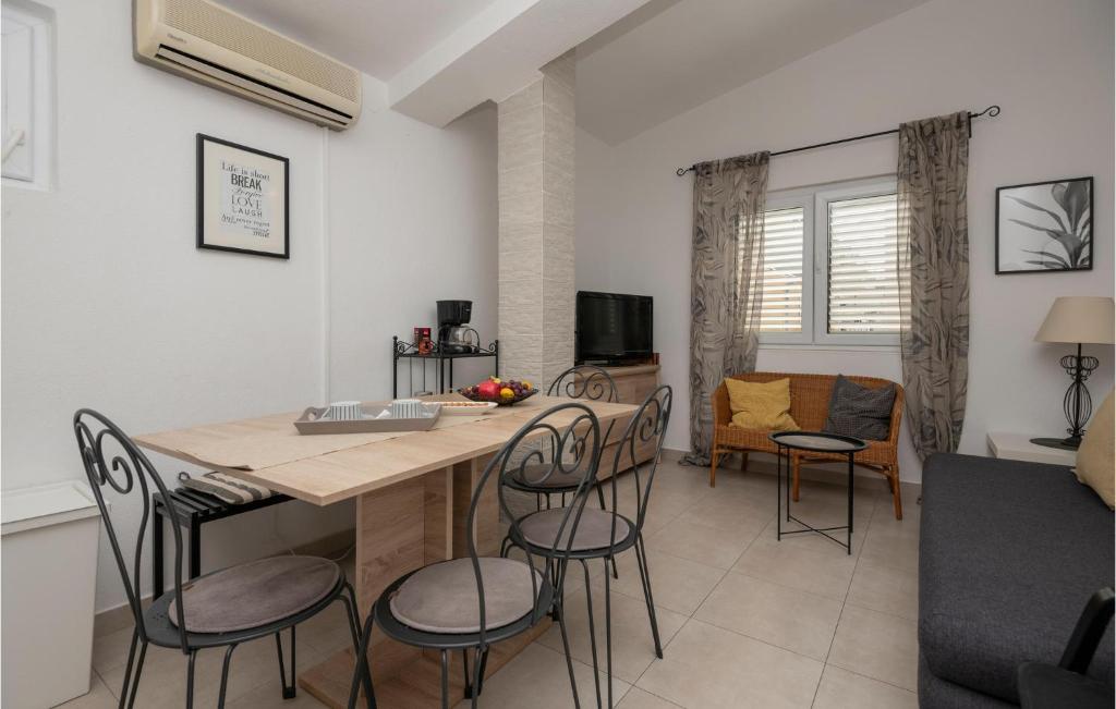 Awesome Apartment In Baska Voda With Kitchen photo 2