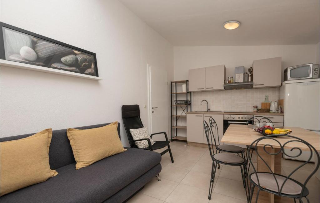 Awesome Apartment In Baska Voda With Kitchen photo 3