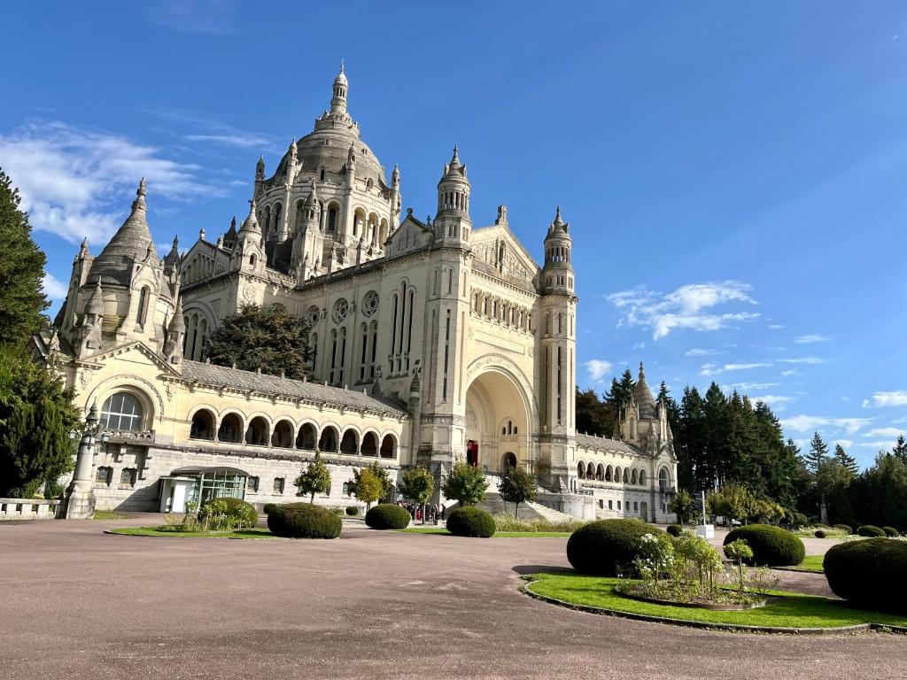 Joli appartement au cœur de Lisieux avec vue sur la Cathédrale photo 2