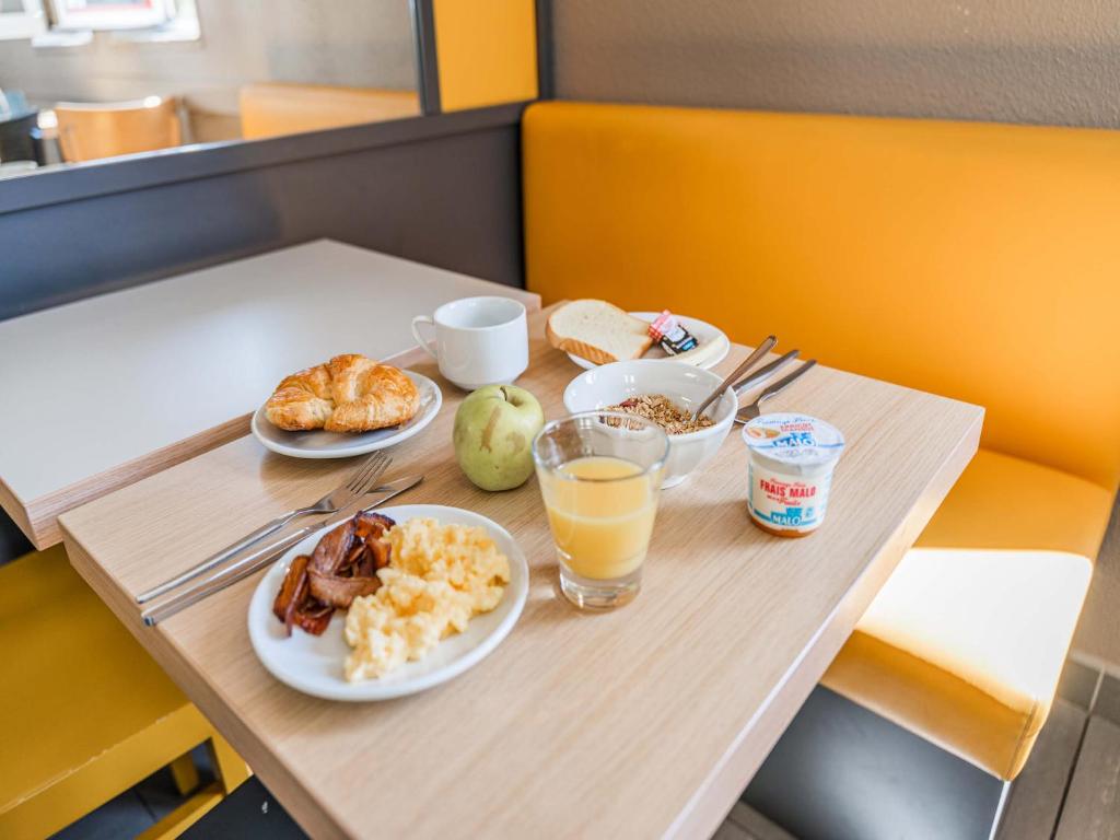 F&B