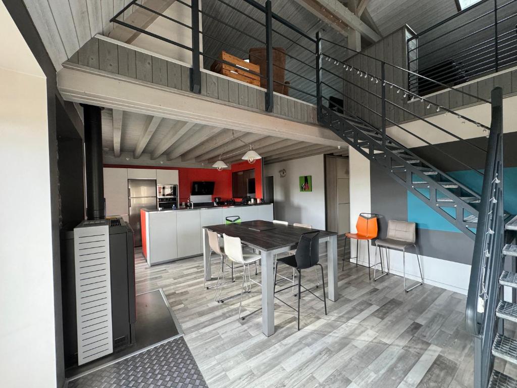 Maison chaleureuse avec poêle à granulés et garage à motos photo 3