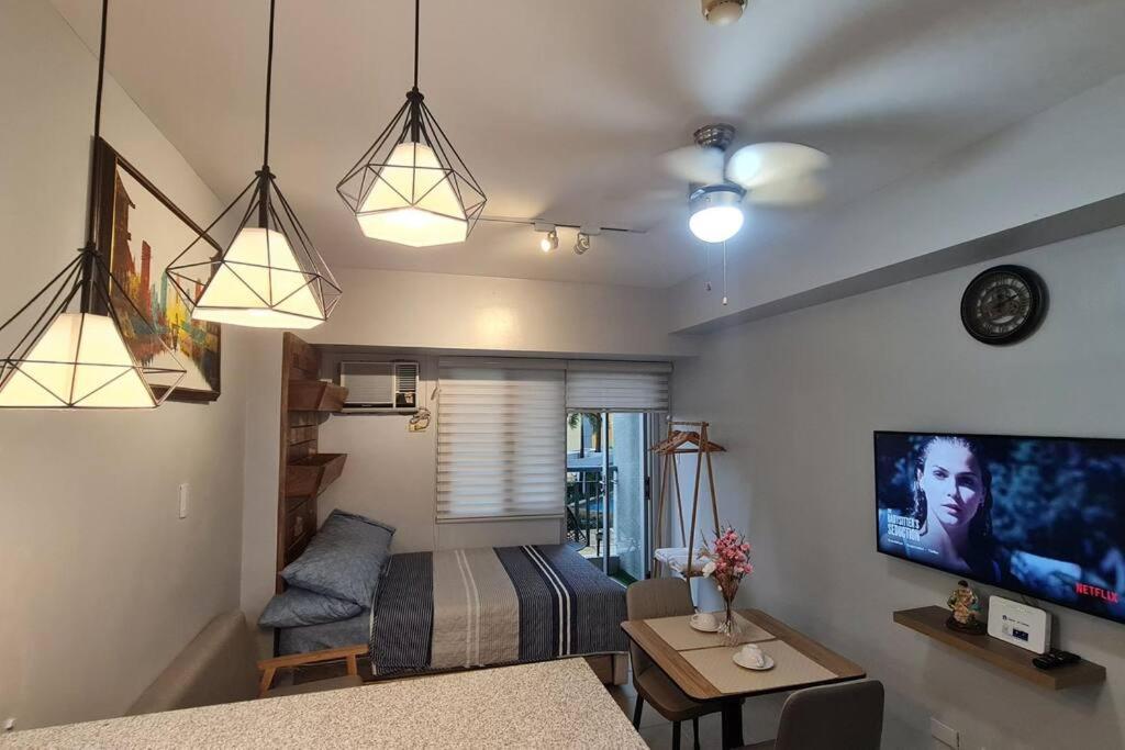Affordable Condo in Makati w/ Wi-Fi, Netflix, Pool
