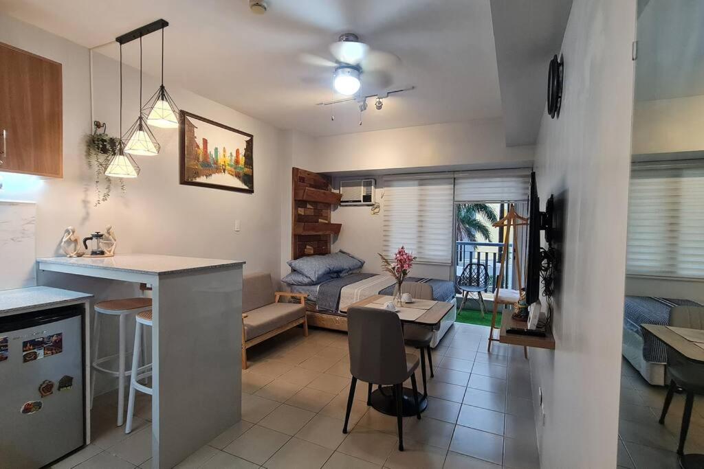 Affordable Condo in Makati w/ Wi-Fi, Netflix, Pool photo 3