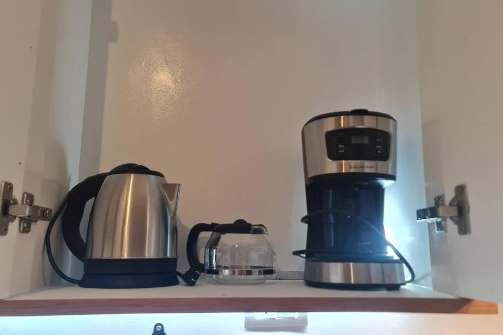 Affordable Condo in Makati w/ Wi-Fi, Netflix, Pool photo 4