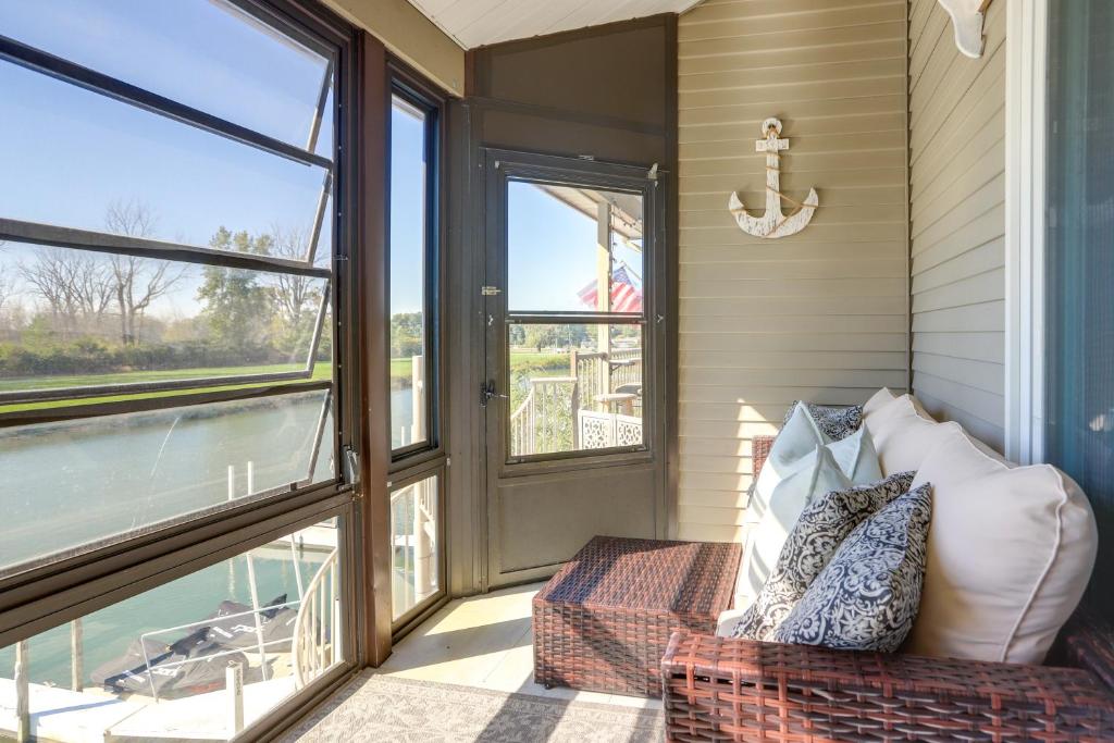 Charming Condo on Lake Erie with Community Pool photo 2