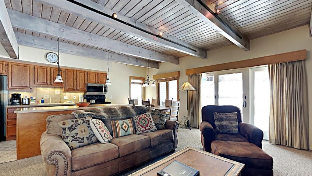 Timberline Condominiums 3 Bedroom Deluxe Unit D2E image