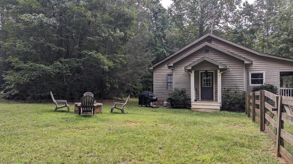 Country Cottage - Fenced for Pets - New Listing! photo 4