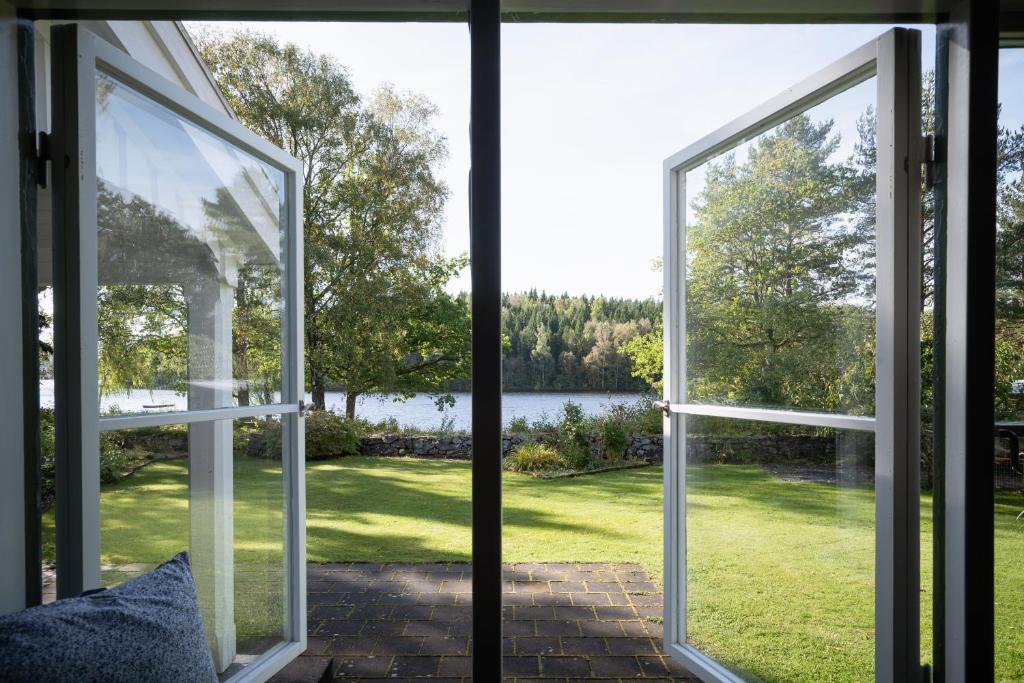 Large house by lake in Tollered