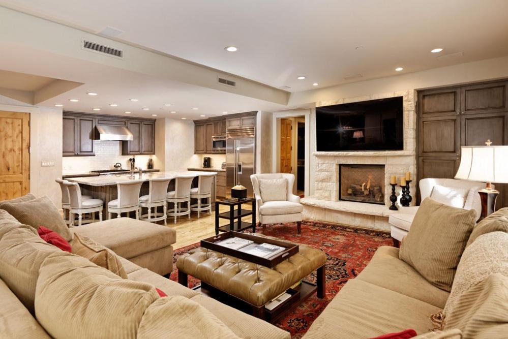 Obermeyer Place Unit 102 Park, Expansive Luxury Condo Walking Distance to Gondola & Restaurants image