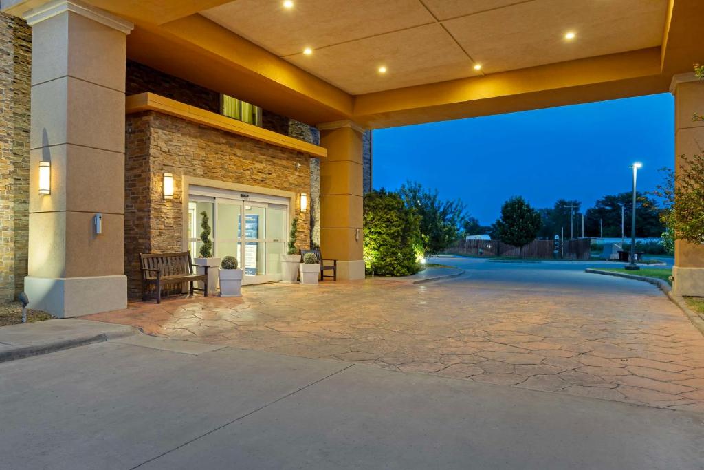 Best Western Plus Guymon Hotel & Suites photo 2
