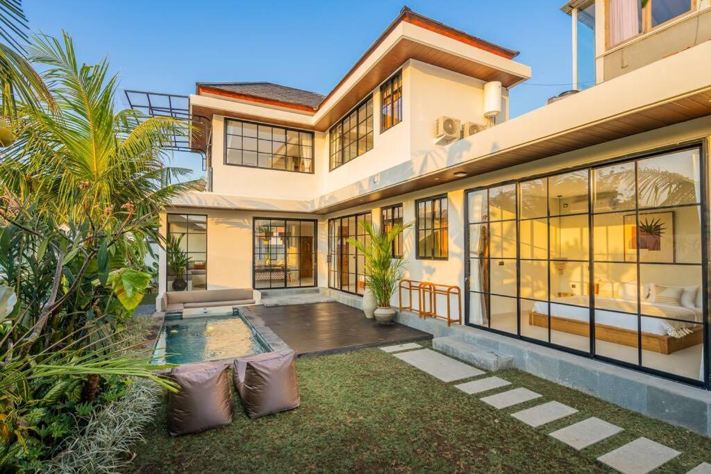 Luxe 4-Bedroom Villa - Private Pool & Fast Wi-Fi, Bali