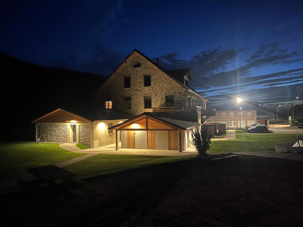 Gite Roche Des Ducs avec Piscine toute l'année, Spa, Sauna, Hammam photo 1