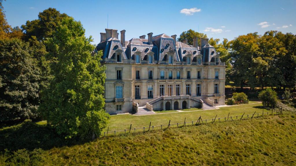 Grandes chambres dans un corps de ferme rénové du château du Piple, à 16km de Paris photo 3