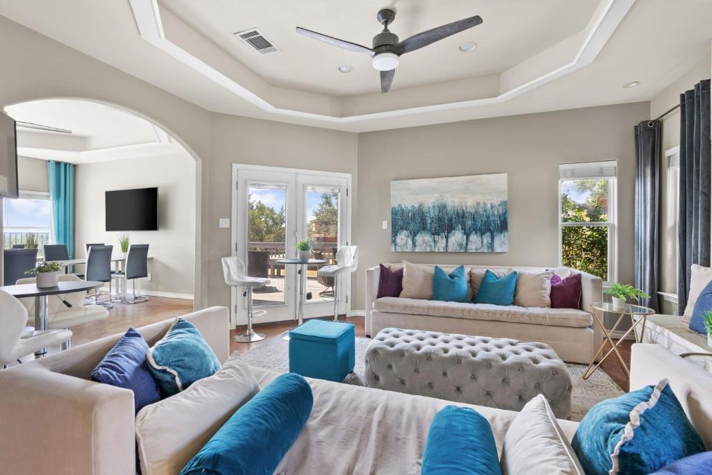Brand New Lake Travis Estate - Awesome Pool - Tap to explore photos