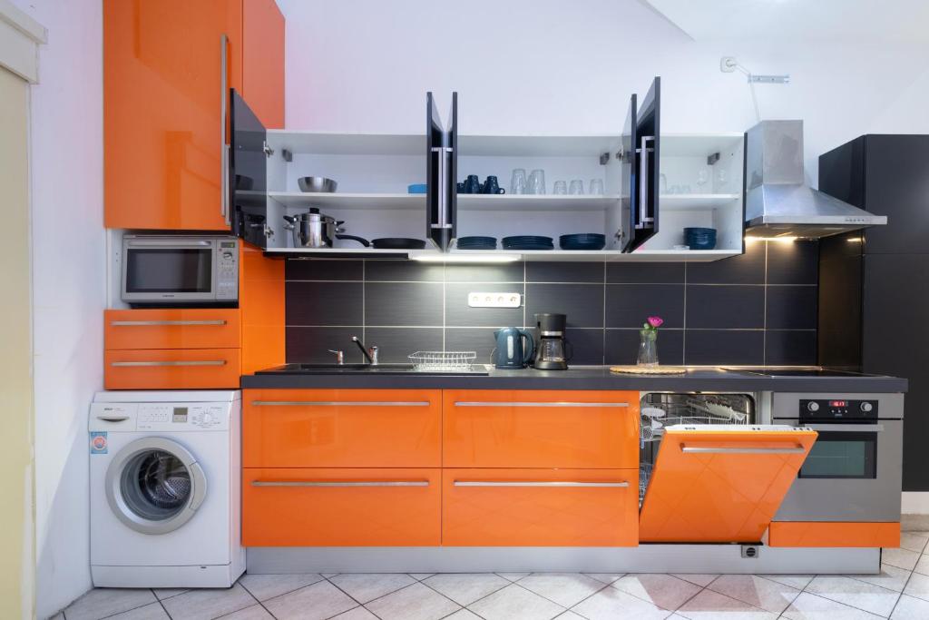 Kiraly Central Apartment with FREE parking and AC - Tap to explore photos