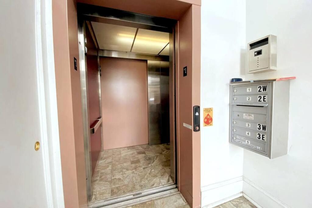 The Railhouse Loft. Central Downtown Location. photo 2