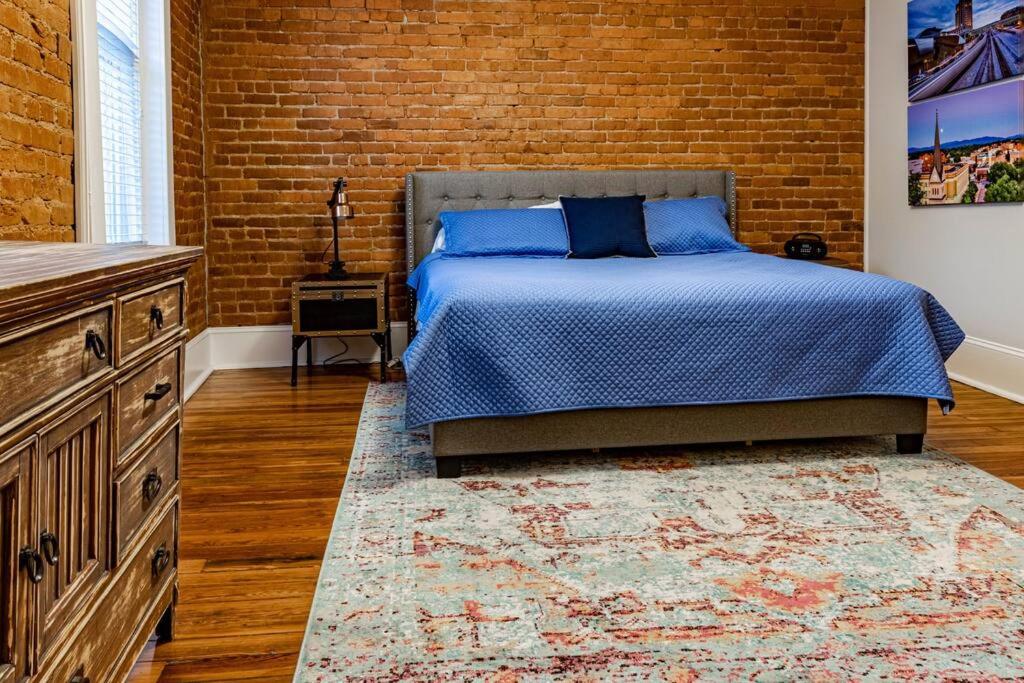 The Railhouse Loft. Central Downtown Location. photo 4