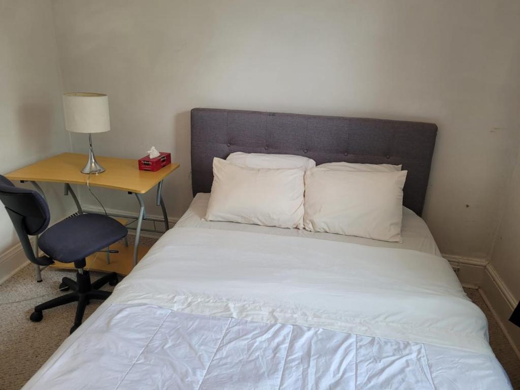 Cozy downtown two bedrooms free parking photo 3