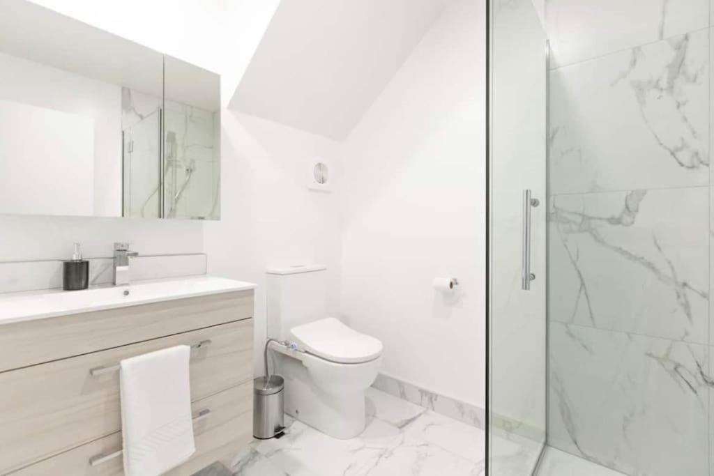 CBD with Style and Luxury - Free Parking - Tap to explore photos